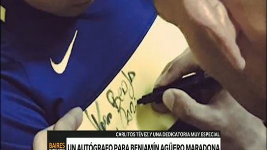 Un autógrafo para Benjamín Agüero Maradona