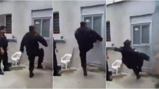 El blooper del policía que no puede derribar la puerta