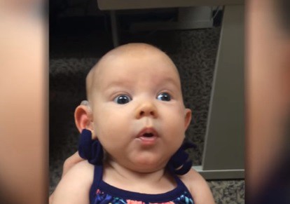 La tierna reacción de una bebé sorda al escuchar por primera vez a su madre decirle "te quiero"