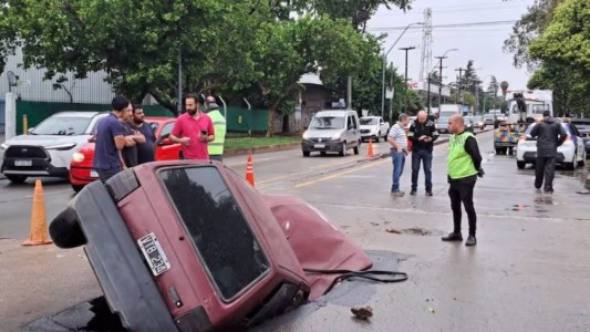 Córdoba: un auto quedó sumergido dentro de un pozo mientras manejaba bajo la lluvia