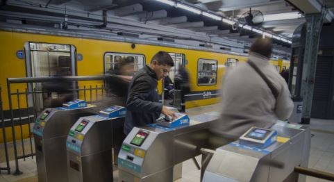 Realizan esta mañana una apertura de molinetes en la estación Federico Lacroze