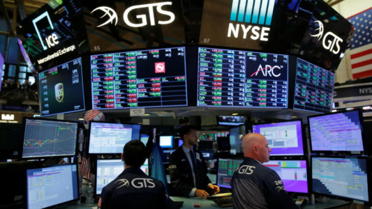 El Riesgo País cae a 893 puntos