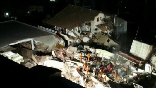 Derrumbe en Villa Gesell: hay un muerto, una persona rescatada y obreros aprehendidos