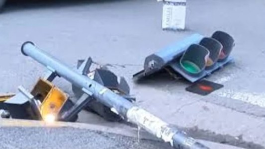 Una mujer caminaba por la ciudad de Córdoba y se le cayó un semáforo en la cabeza