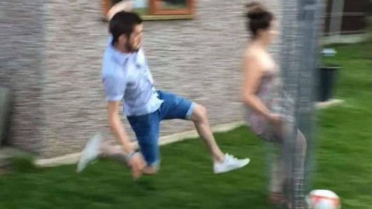 La cruel patada de un joven a su novia mientras jugaban al fútbol