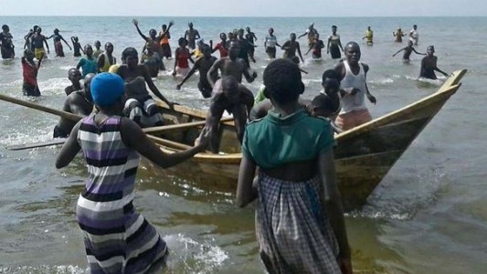 Naufragó barco con equipo de fútbol de Uganda: 30 muertos