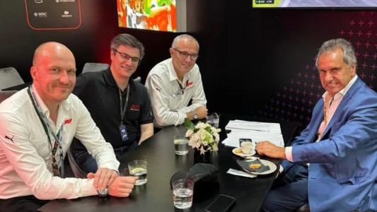 Scioli se reunió en Brasil con representantes de la Fórmula 1