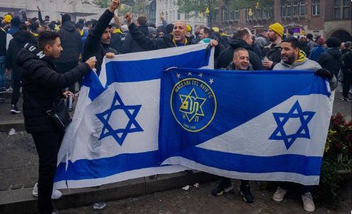 Israel envió aviones para rescatar a hinchas del Maccabi tras ser "emboscados y atacados" en Ámsterdam