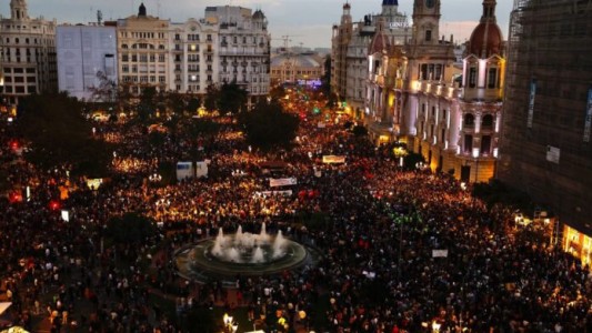 Miles de personas salieron a las calles para pedir la dimisión del presidente de la Comunidad Valenciana