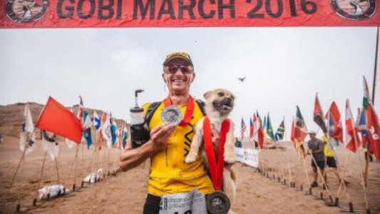 La increíble historia de la perrita callejera que acompañó a un corredor de maratón en medio del desierto