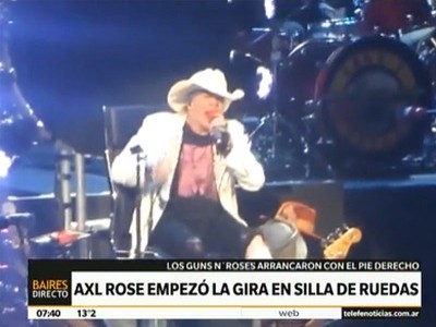 Axel Rose comenzó su gira en silla de ruedas
