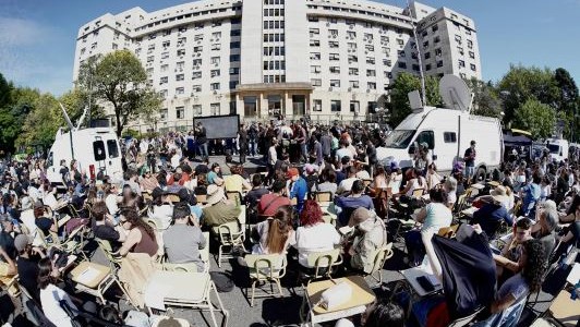 Fuerte custodia policial, doble vallado y "clase pública" a la espera del fallo de Casación