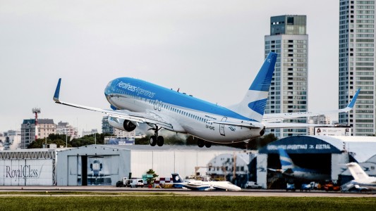 Milei sobre Aerolíneas: “O se cierra o se privatiza, pero no seguirá en manos del Gobierno"