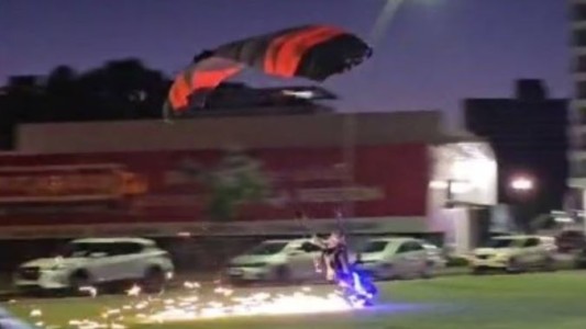 Video: Parapentistas iluminados sorprenden a Rosario