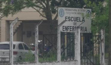 Denuncian a un docente de la carrera de enfermería en Tucumán por aprobar a alumnos a cambio de favores sexuales