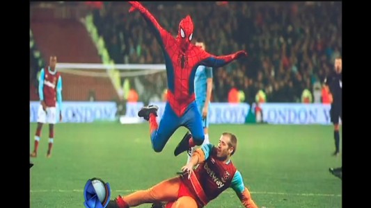 Penal al hombre araña en un partido de Inglaterra