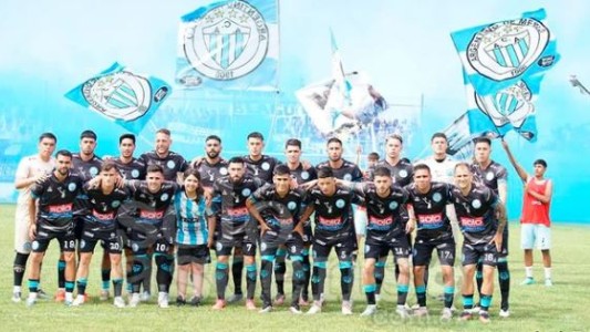 Dos jugadores de Argentino de Merlo golpearon a un juez de línea en la Primera B