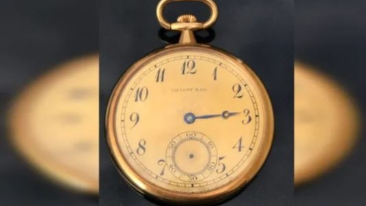 Un reloj de bolsillo de oro del Titanic se vende por casi 2 millones de dólares