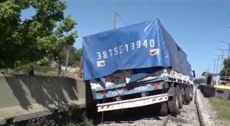 Un camión se equivocó de camino y quedó atascado en medio de las vías del tren en Merlo