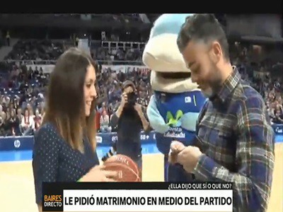Un pedido de matrimonio en medio de un partido