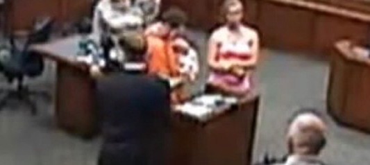 Un preso vio por primera vez a su hijo y emocionó a todo el tribunal