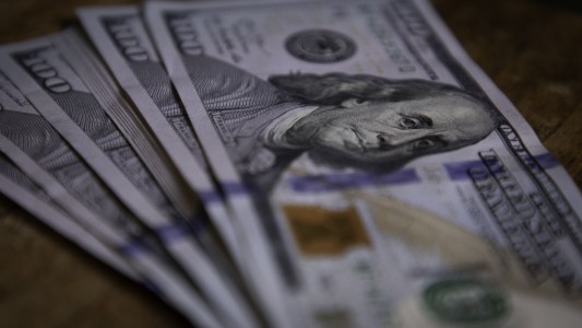 Los dólares financieros caen por sexta jornada consecutiva y la brecha es la más baja desde 2019