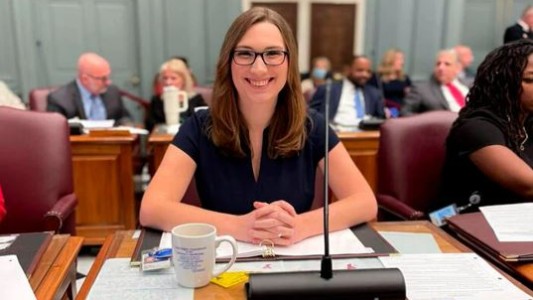 Los republicanos quieren impedir que una legisladora trans pueda usar el baño de mujeres del Congreso