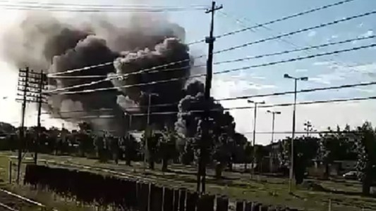 Unos 15 coches ferroviarios se incendiaron en un taller de Haedo