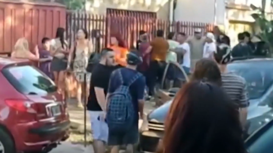 Acto de fin de año en un jardín terminó a las piñas por el estacionamiento