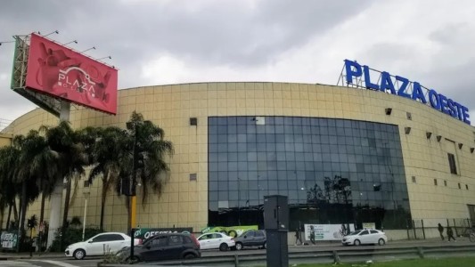 Se derrumbó parte del techo del shopping Plaza Oeste de Morón