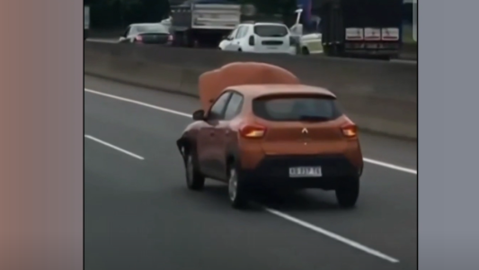 Peligro en la Panamericana: una mujer manejó con el capot levantado