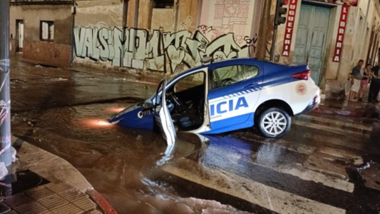 Fotos: un pozo se “tragó” un móvil policial