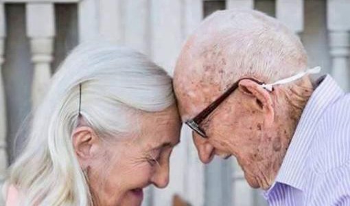 La pareja de ancianos que festejó sus 65 años juntos con una sesión de fotos románticas