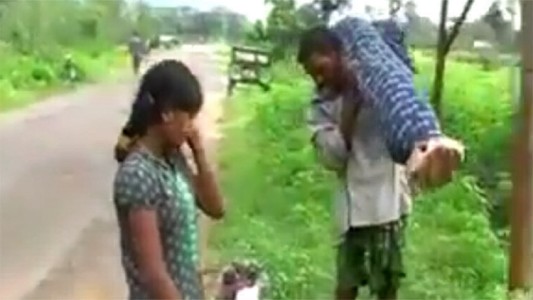 Video: Un hombre camina 12 kilómetros con el cuerpo de su esposa a hombros en India