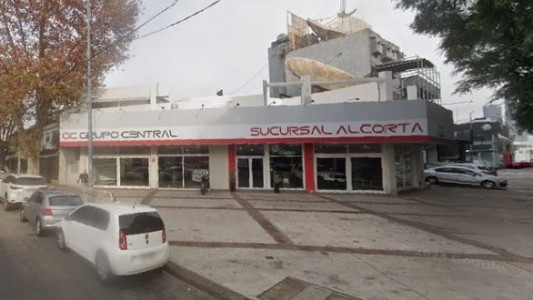 Vecinos de Núñez protestaron frente a una concesionaria por estafa: provocaron destrozos