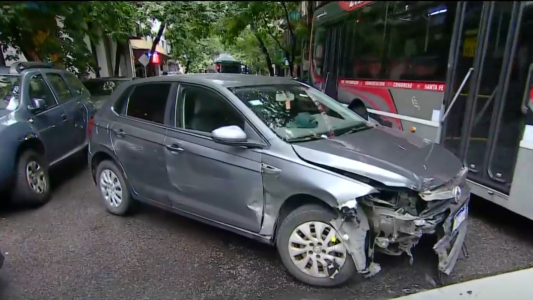Borrachos, chocaron e intentaron escapar: en el auto llevaban gallinas muertas