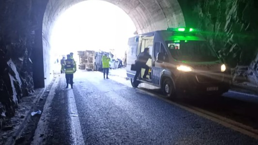 Un camión volcó sobre un auto en Mendoza: hay un muerto y cinco heridos