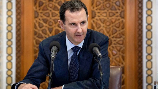 Quién es Bashar al Assad, el presidente sirio que renunció a su cargo y huyó del país
