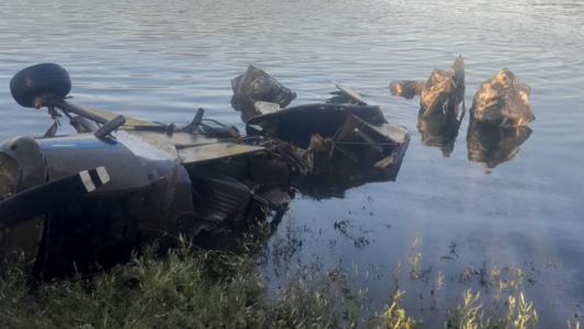 Sacaron del Dique Los Molinos una avioneta que cayó al agua hace 17 años