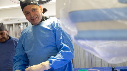 Un cardiólogo implantó una  válvula aórtica a su propio padre de 90 años