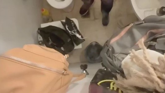 Denuncian al dueño de un local de ropa por pasarse la ropa interior de las empleadas en sus partes íntimas