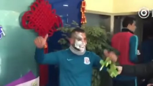 Tevez festejó su cumpleaños en China entre aplausos y un tortazo