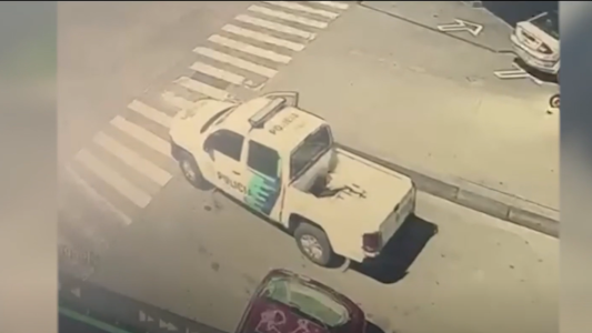 Video: dejaron un patrullero sin freno de mano y casi choca