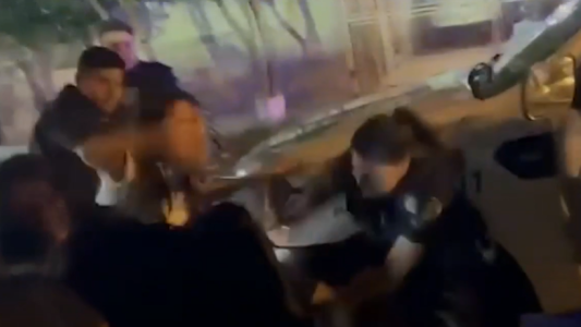 Video: pelea entre policías y vecinos
