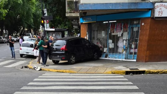 Choque en Almagro: un auto se incrustó en un comercio