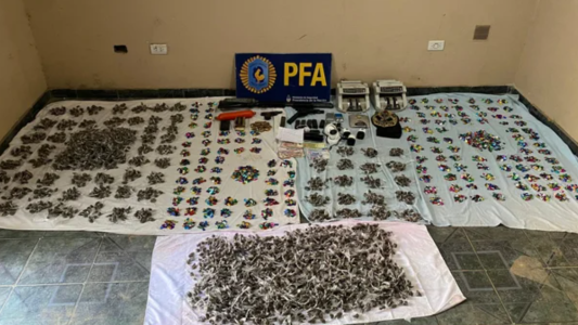 Venta de drogas: detuvieron a una mujer que recibía órdenes de su pareja desde el penal de Devoto