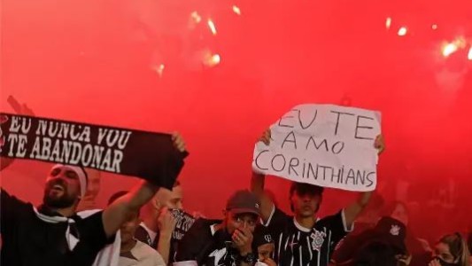 Hinchas del Corinthians intentan salvar su club de la ruina