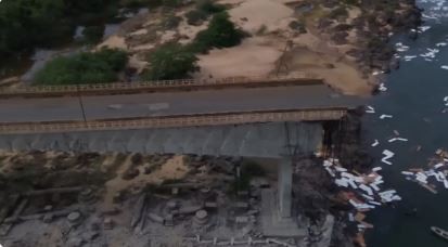 Brasil: cedió un puente y tres camiones cayeron al río