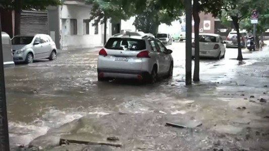 Un caño se rompió e inundó una calle en Palermo