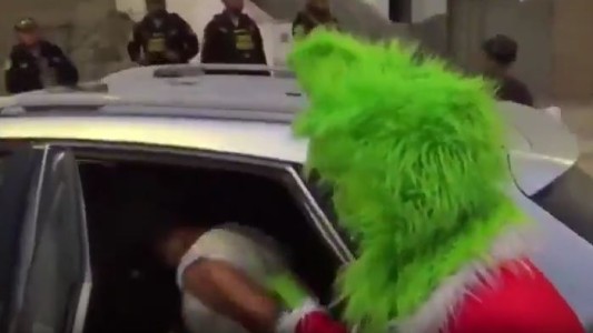 Un policía disfrazado del Grinch desbarató una banda que vendía droga en Perú
